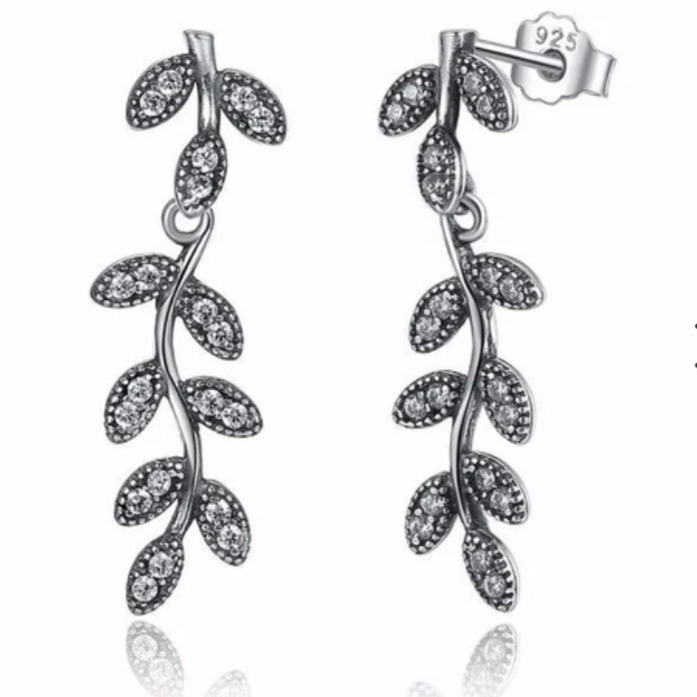 Pandora sparkling leaves 925 sterling silver cubic zirconia. Worn twice.